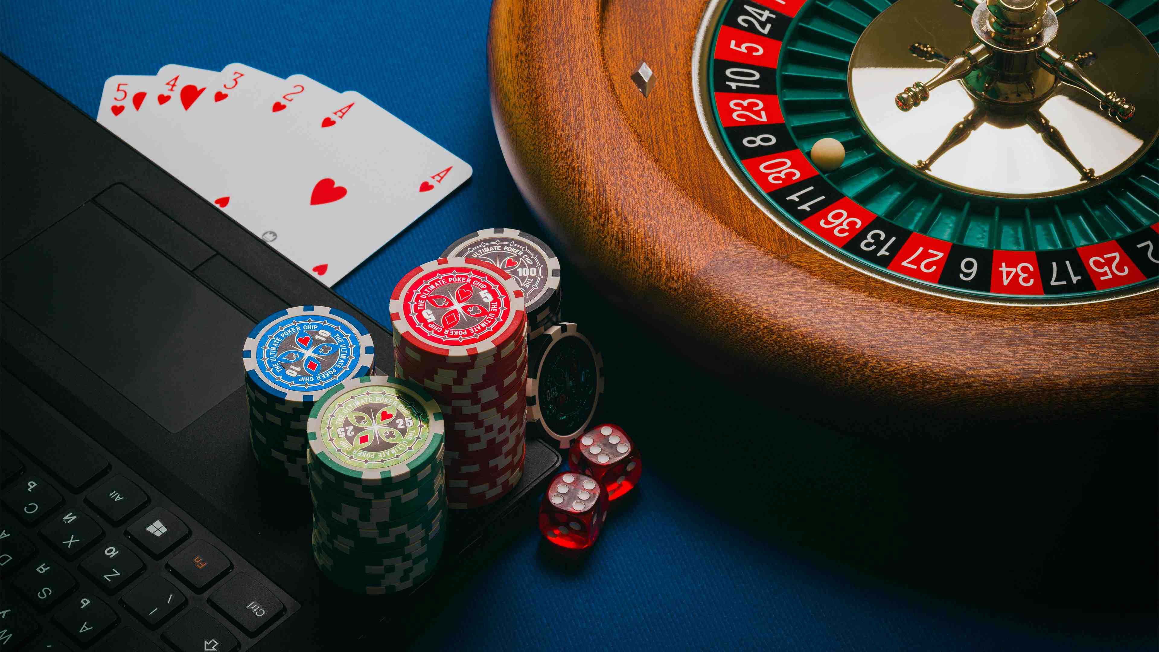 cv999 app တွင် live casino နှင့် slot games မြန်မာဘာသာဖြင့် ကစားနေသော မြင်ကွင်း